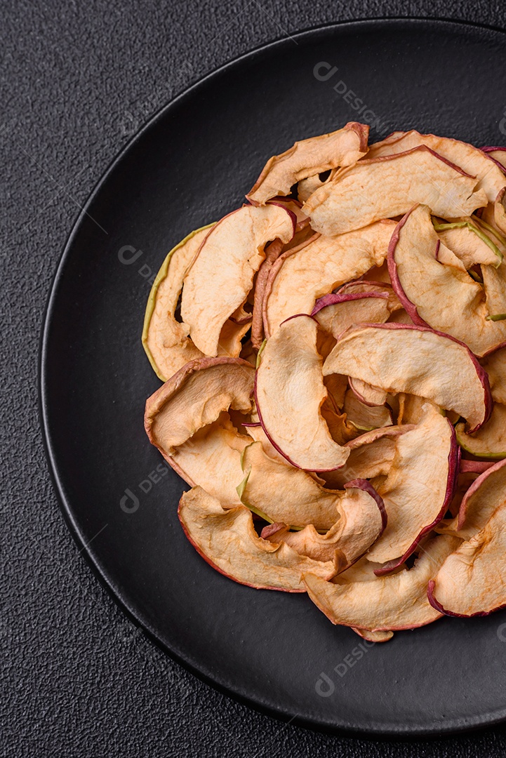 Deliciosa maçã vermelha madura, fatiada e seca em secador especial. Ingredientes para fazer sobremesas