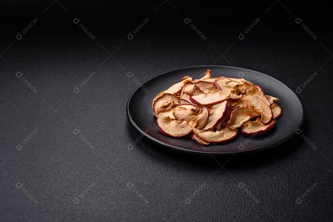 Deliciosa maçã vermelha madura, fatiada e seca em secador especial. Ingredientes para fazer sobremesas