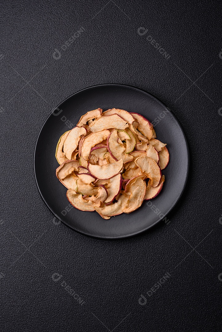 Deliciosa maçã vermelha madura, fatiada e seca em secador especial. Ingredientes para fazer sobremesas