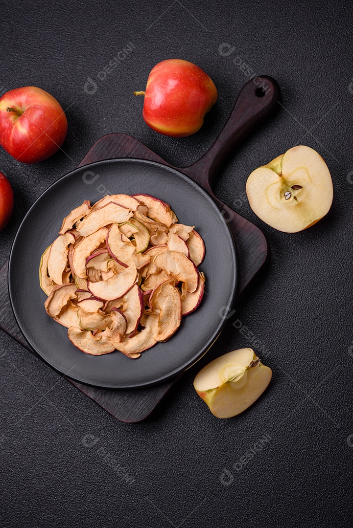 Deliciosa maçã vermelha madura, fatiada e seca em secador especial. Ingredientes para fazer sobremesas
