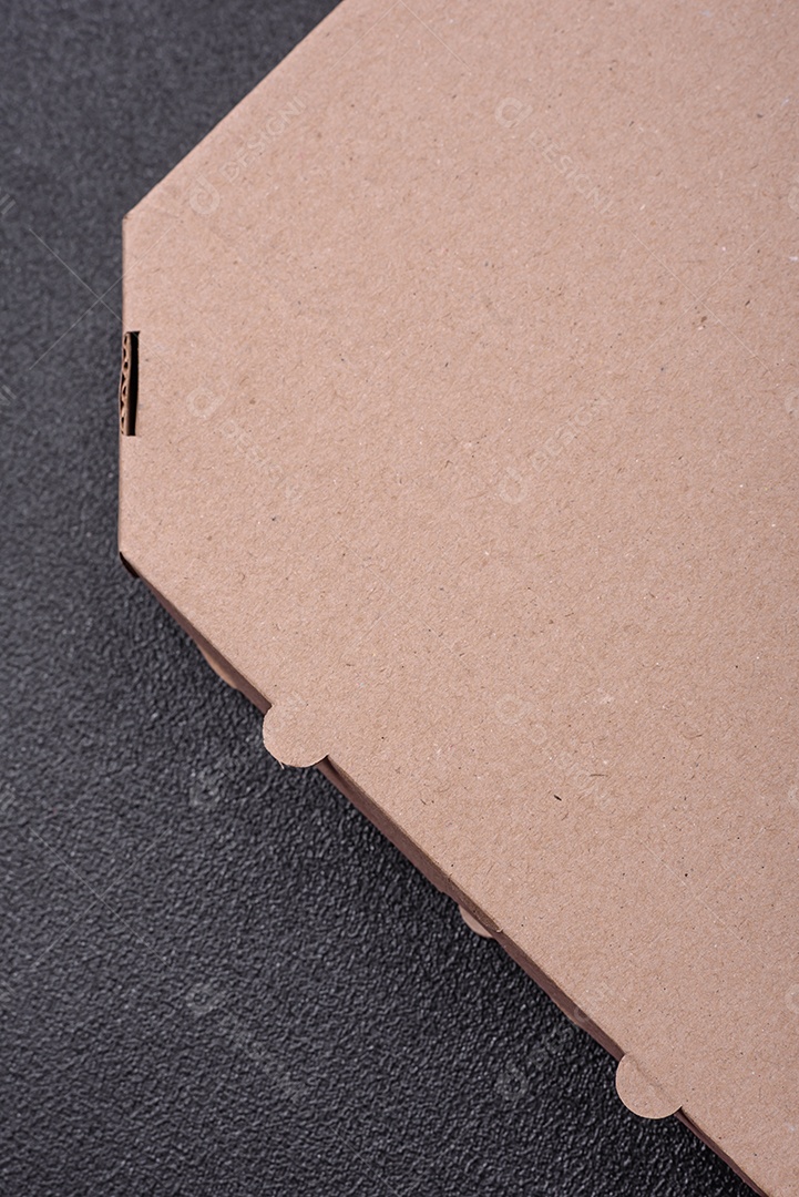 Caixa marrom retangular de papelão vazia para entrega de pizza deliciosa. Embalagens de alimentos para viagem