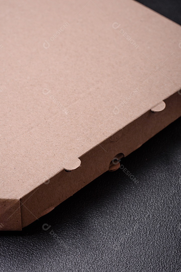 Caixa marrom retangular de papelão vazia para entrega de pizza deliciosa. Embalagens de alimentos para viagem