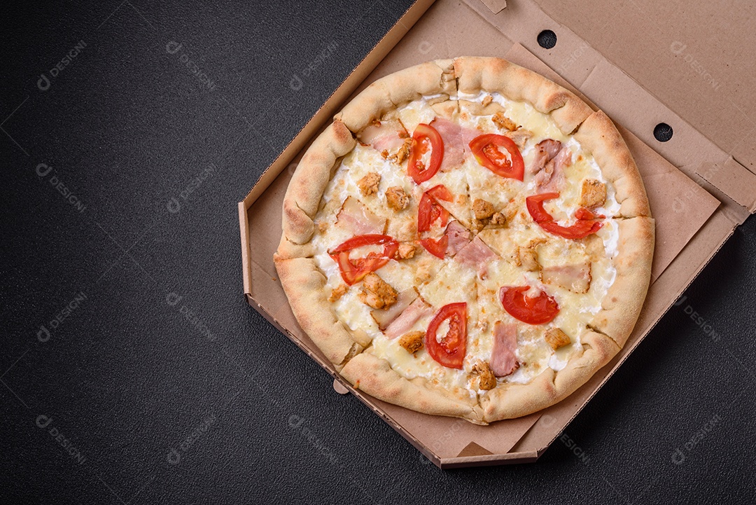 Deliciosa pizza quente com frango, tomate, queijo e bacon, com sal e especiarias e sobre fundo escuro de concreto