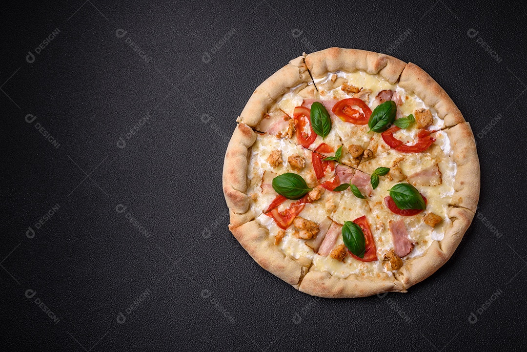 Deliciosa pizza quente com frango, tomate, queijo e bacon, com sal e especiarias e sobre fundo escuro de concreto