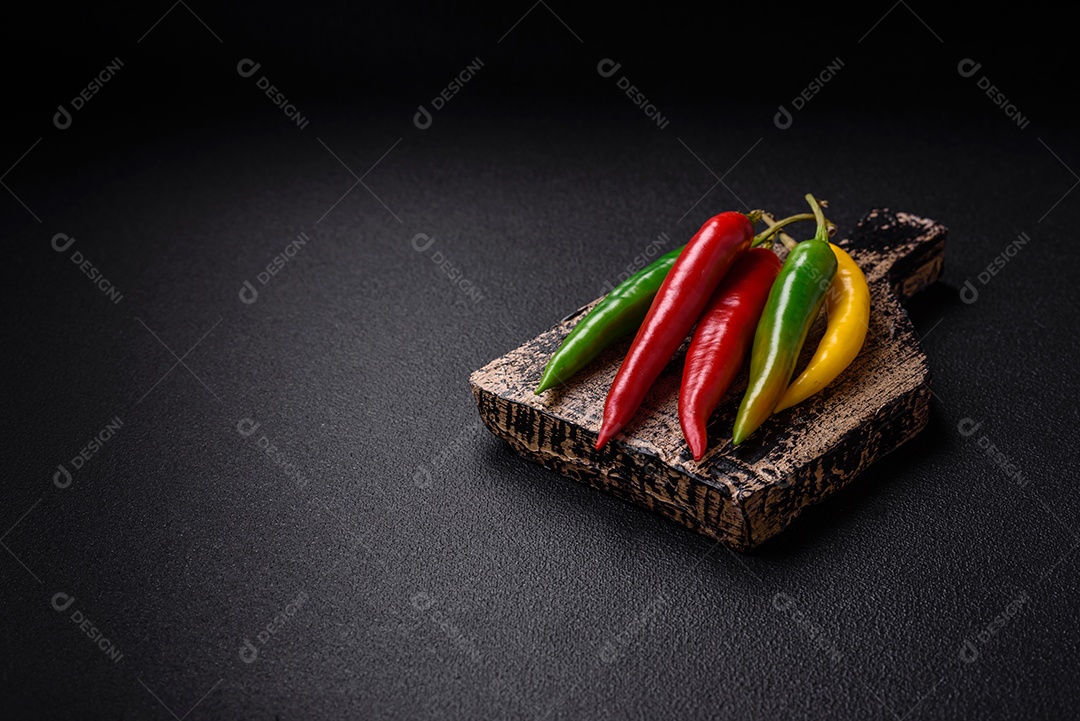 Pimentas picantes de três cores diferentes, vermelho, verde e amarelo, como ingrediente para fazer molho picante