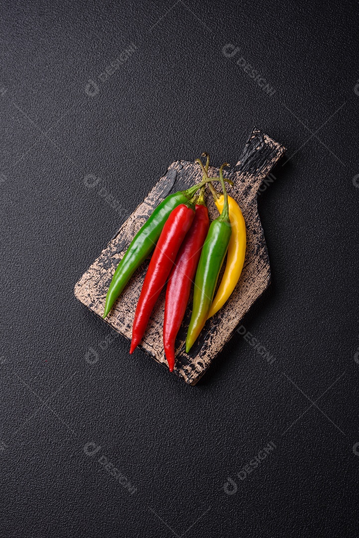 Pimentas picantes de três cores diferentes, vermelho, verde e amarelo, como ingrediente para fazer molho picante