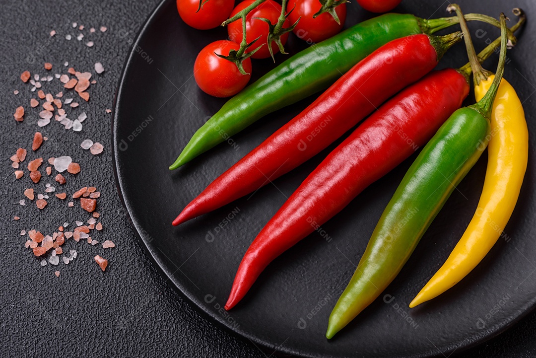 Pimentas picantes de três cores diferentes, vermelho, verde e amarelo, como ingrediente para fazer molho picante