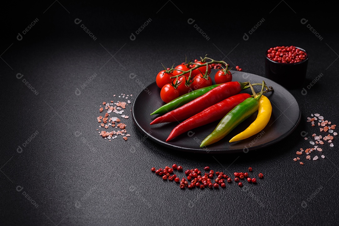 Pimentas picantes de três cores diferentes, vermelho, verde e amarelo, como ingrediente para fazer molho picante