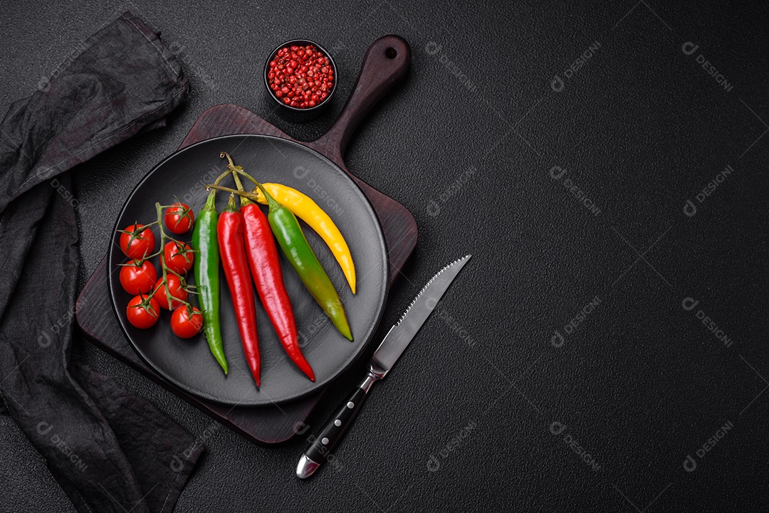 Pimentas picantes de três cores diferentes, vermelho, verde e amarelo, como ingrediente para fazer molho picante