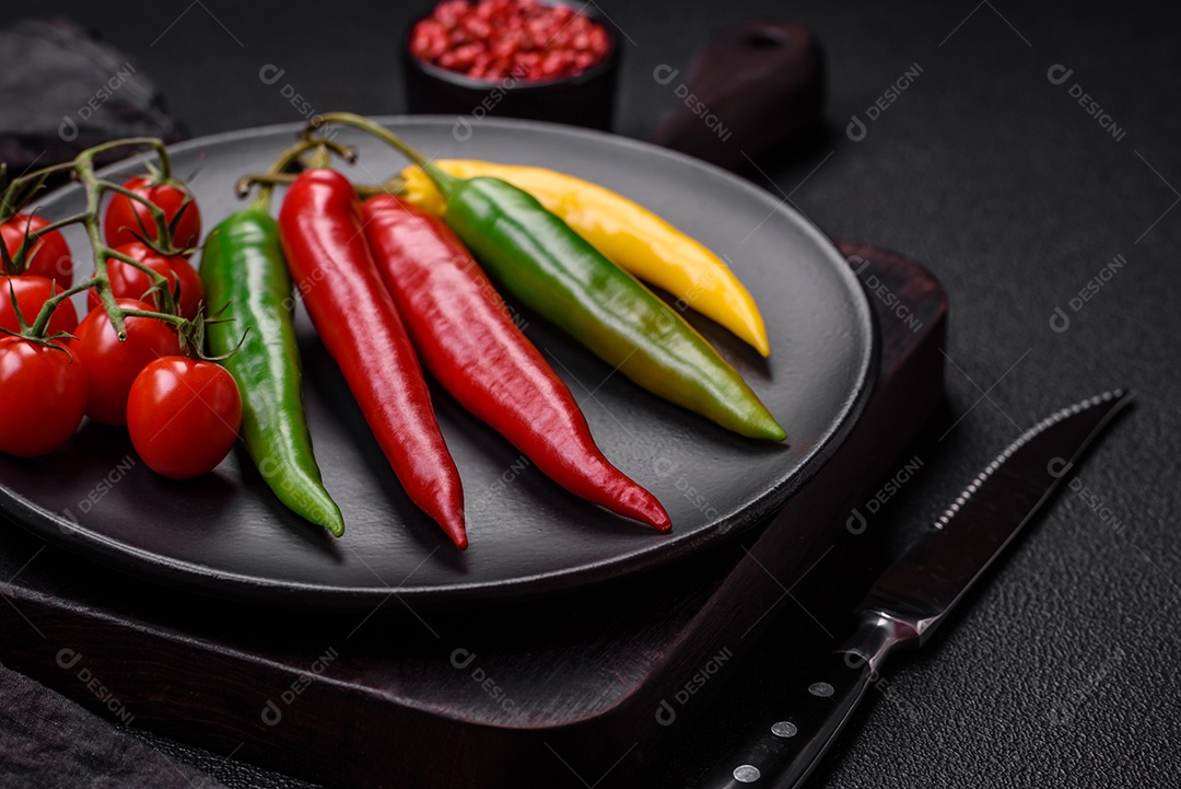 Pimentas picantes de três cores diferentes, vermelho, verde e amarelo, como ingrediente para fazer molho picante