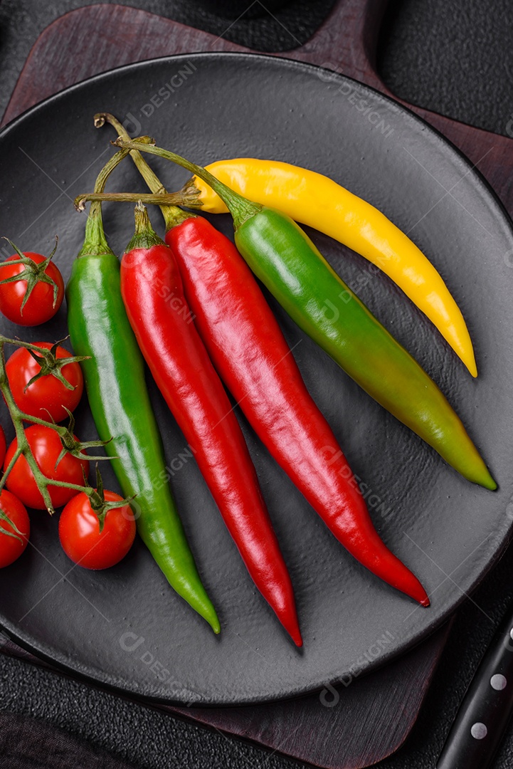 Deliciosa salsicha vegetariana fresca ou salsicha feita de proteína vegetal tofu ou leguminosas seitan, trigo magro com sal e especiarias em fundo de textura