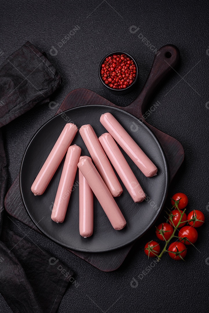 Deliciosa salsicha vegetariana fresca ou salsicha feita de proteína vegetal tofu ou leguminosas seitan, trigo magro com sal e especiarias em fundo de textura