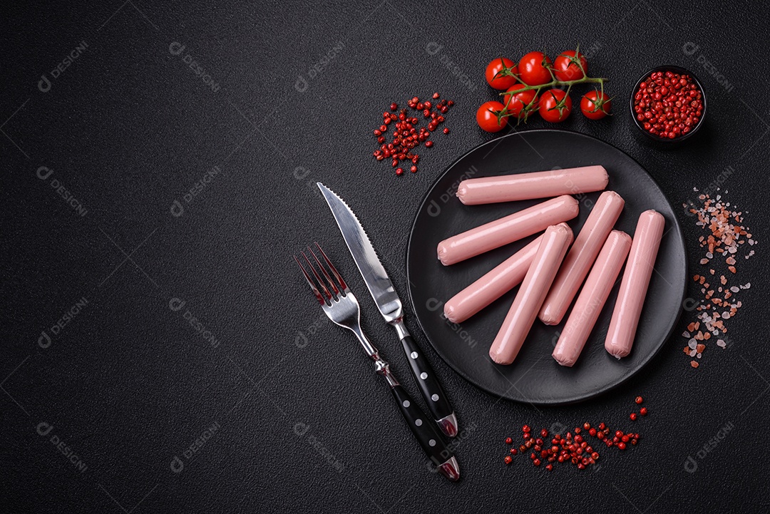 Deliciosa salsicha vegetariana fresca ou salsicha feita de proteína vegetal tofu ou leguminosas seitan, trigo magro com sal e especiarias em fundo de textura