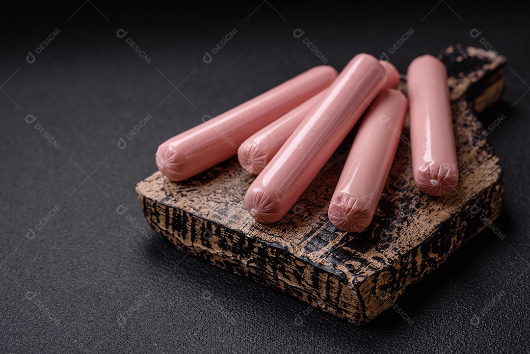 Deliciosa salsicha vegetariana fresca ou salsicha feita de proteína vegetal tofu ou leguminosas seitan, trigo magro com sal e especiarias em fundo de textura