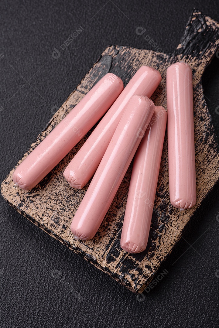 Deliciosa salsicha vegetariana fresca ou salsicha feita de proteína vegetal tofu ou leguminosas seitan, trigo magro com sal e especiarias em fundo de textura