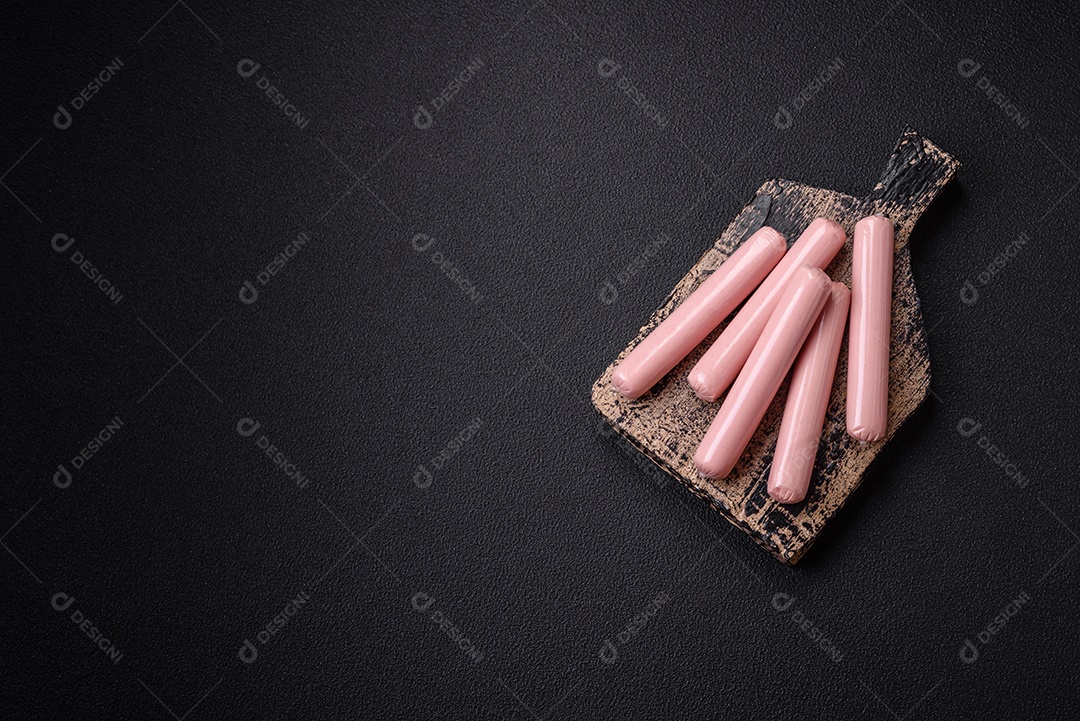 Deliciosa salsicha vegetariana fresca ou salsicha feita de proteína vegetal tofu ou leguminosas seitan, trigo magro com sal e especiarias em fundo de textura