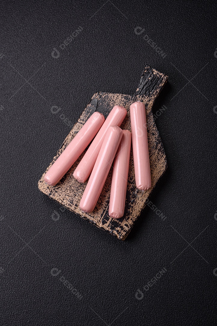 Deliciosa salsicha vegetariana fresca ou salsicha feita de proteína vegetal tofu ou leguminosas seitan, trigo magro com sal e especiarias em fundo de textura