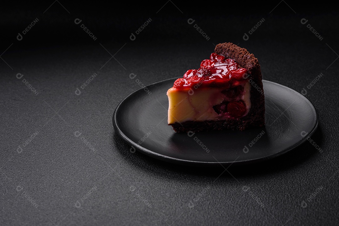 Delicioso bolo de cheesecake doce com queijo mascarpone, bagas de cereja e geléia sobre um fundo escuro de concreto