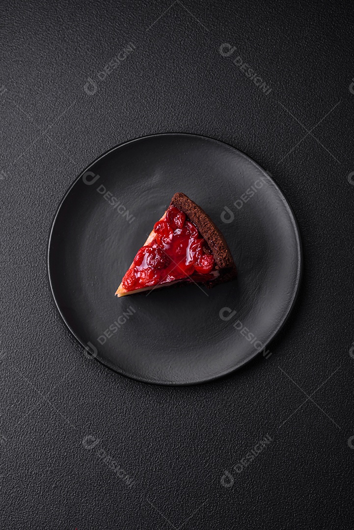 Delicioso bolo de cheesecake doce com queijo mascarpone, bagas de cereja e geléia sobre um fundo escuro de concreto
