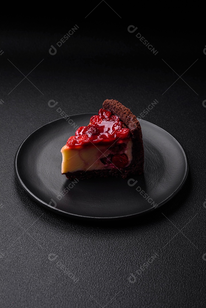 Delicioso bolo de cheesecake doce com queijo mascarpone, bagas de cereja e geléia sobre um fundo escuro de concreto