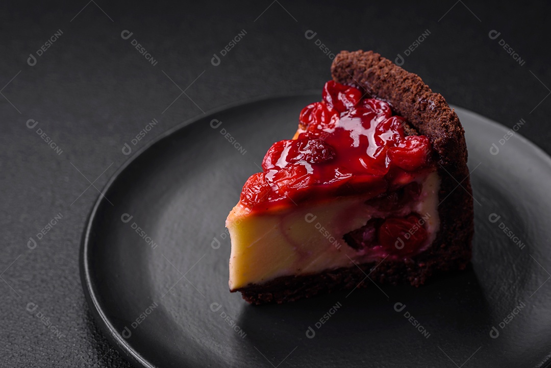 Delicioso bolo de cheesecake doce com queijo mascarpone, bagas de cereja e geléia sobre um fundo escuro de concreto