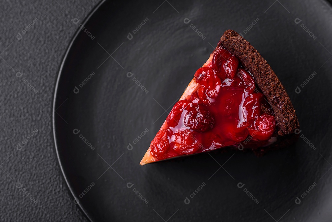Delicioso bolo de cheesecake doce com queijo mascarpone, bagas de cereja e geléia sobre um fundo escuro de concreto