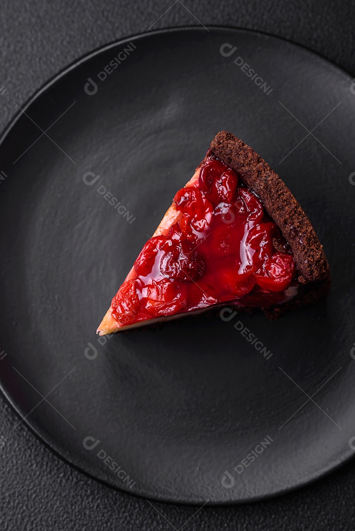 Delicioso bolo de cheesecake doce com queijo mascarpone, bagas de cereja e geléia sobre um fundo escuro de concreto