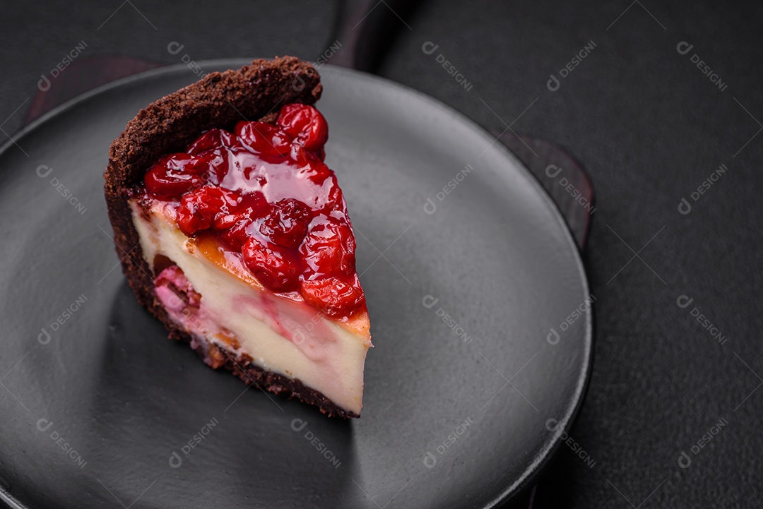 Delicioso bolo de cheesecake doce com queijo mascarpone, bagas de cereja e geléia sobre um fundo escuro de concreto