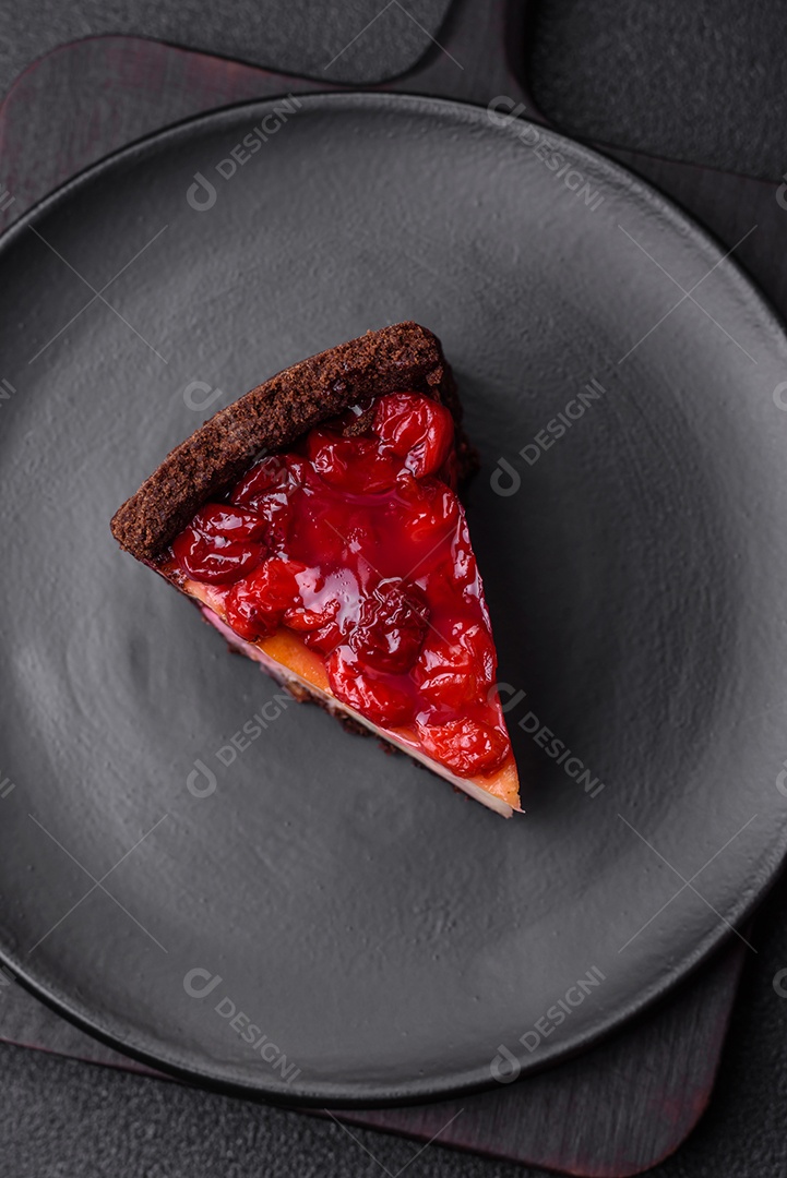 Delicioso bolo de cheesecake doce com queijo mascarpone, bagas de cereja e geléia sobre um fundo escuro de concreto