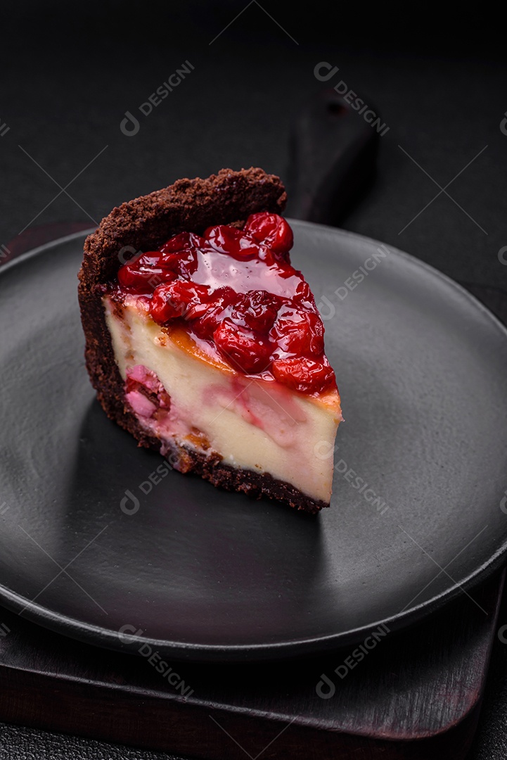 Delicioso bolo de cheesecake doce com queijo mascarpone, bagas de cereja e geléia sobre um fundo escuro de concreto