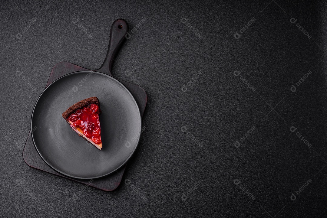 Delicioso bolo de cheesecake doce com queijo mascarpone, bagas de cereja e geléia sobre um fundo escuro de concreto