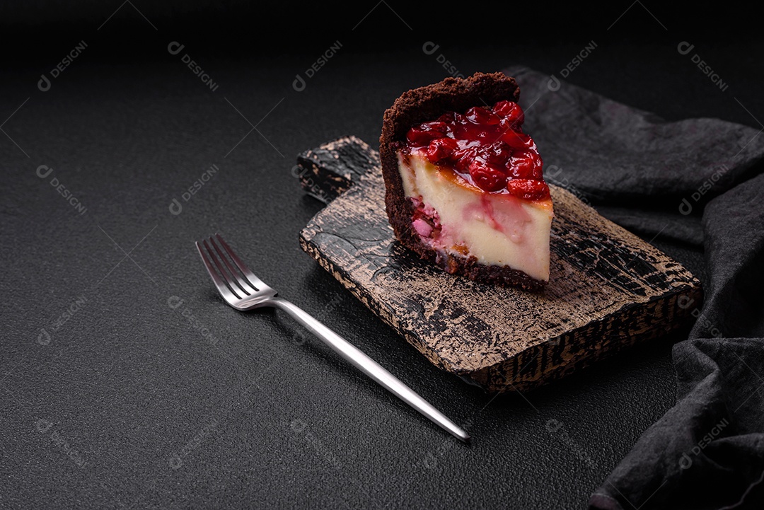 Delicioso bolo de cheesecake doce com queijo mascarpone, bagas de cereja e geléia sobre um fundo escuro de concreto