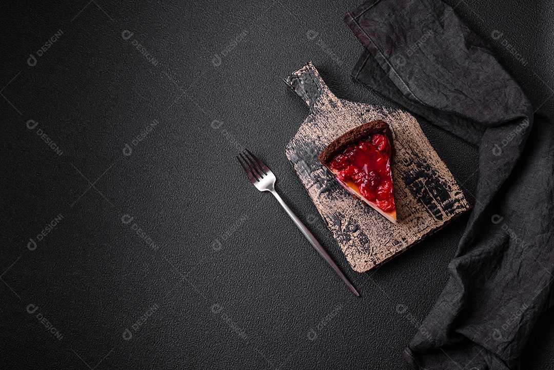 Delicioso bolo de cheesecake doce com queijo mascarpone, bagas de cereja e geléia sobre um fundo escuro de concreto