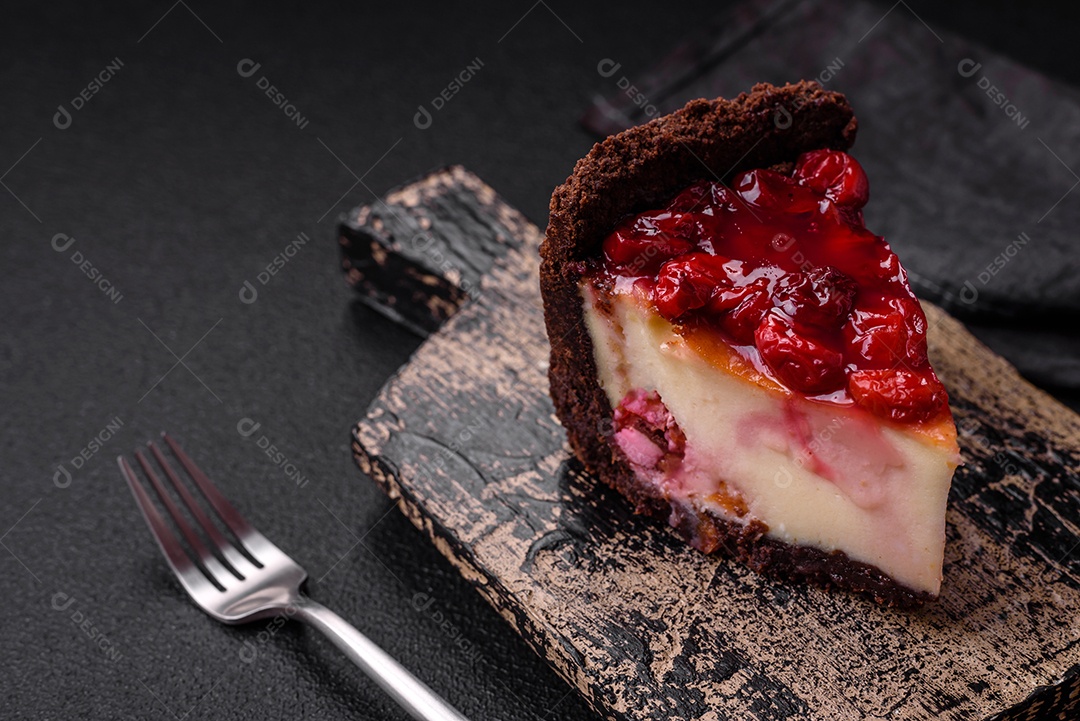 Delicioso bolo de cheesecake doce com queijo mascarpone, bagas de cereja e geléia sobre um fundo escuro de concreto
