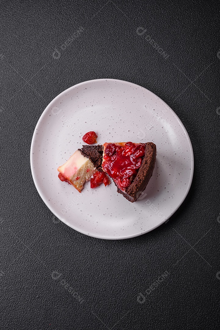 Delicioso bolo de cheesecake doce com queijo mascarpone, bagas de cereja e geléia sobre um fundo escuro de concreto