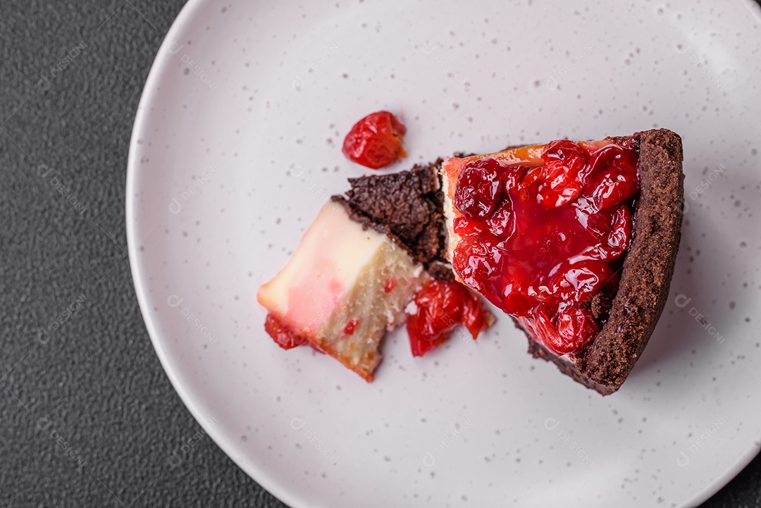 Delicioso bolo de cheesecake doce com queijo mascarpone, bagas de cereja e geléia sobre um fundo escuro de concreto