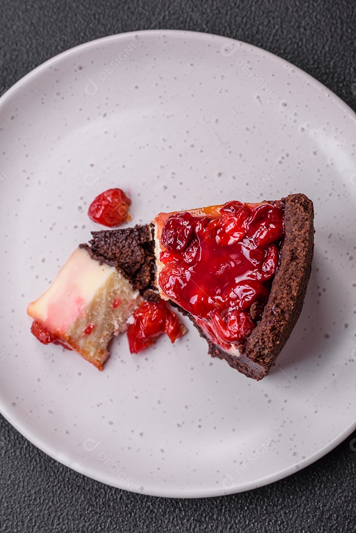 Delicioso bolo de cheesecake doce com queijo mascarpone, bagas de cereja e geléia sobre um fundo escuro de concreto