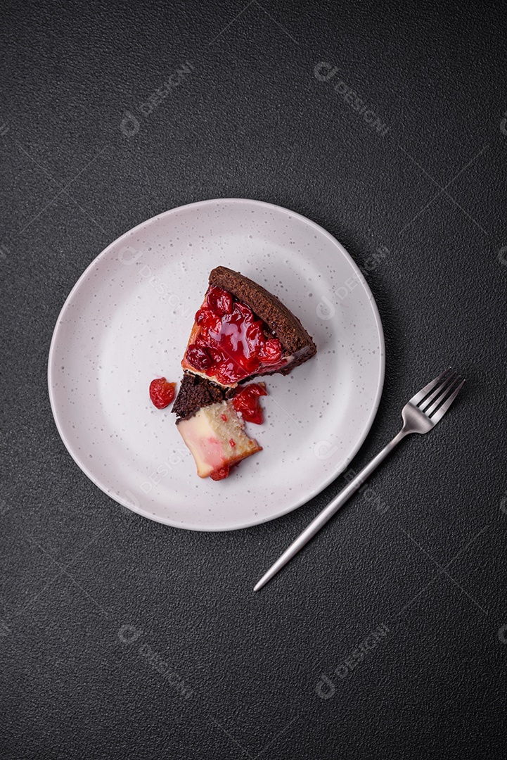 Croissant redondo de massa folhada com recheio de framboesa ou rolo de Nova Iorque sobre fundo escuro de concreto