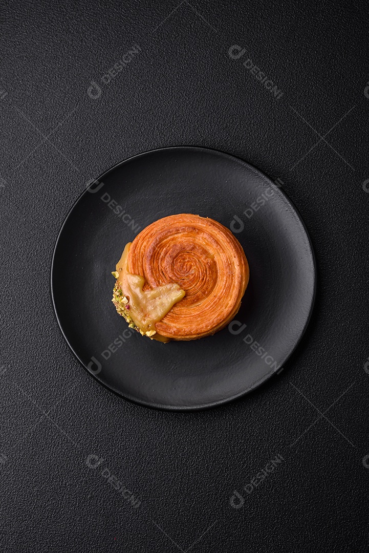 Croissant redondo de massa folhada com recheio de framboesa ou rolo de Nova Iorque sobre fundo escuro de concreto