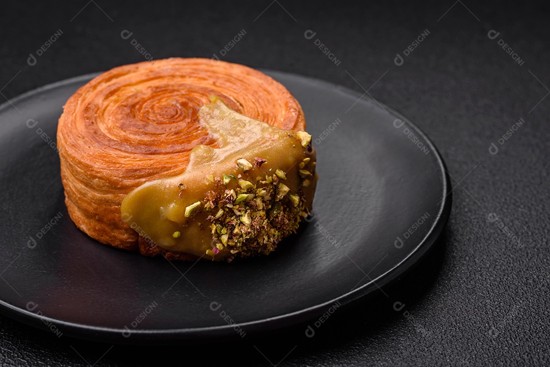 Croissant redondo de massa folhada com recheio de framboesa ou rolo de Nova Iorque sobre fundo escuro de concreto