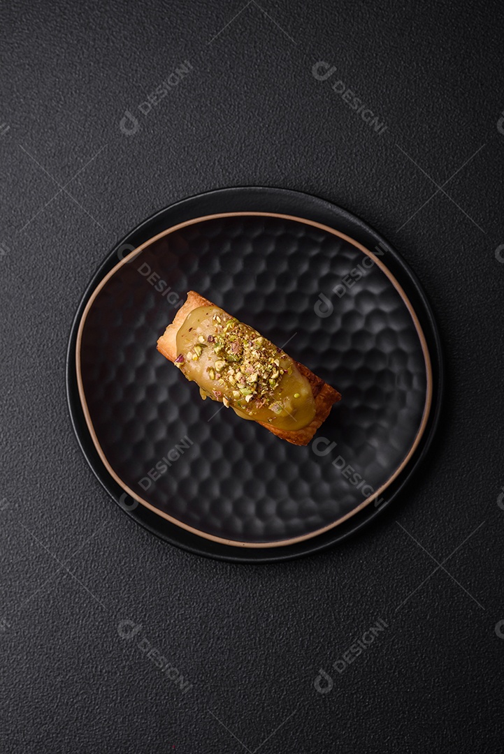 Croissant redondo de massa folhada com recheio de framboesa ou rolo de Nova Iorque sobre fundo escuro de concreto