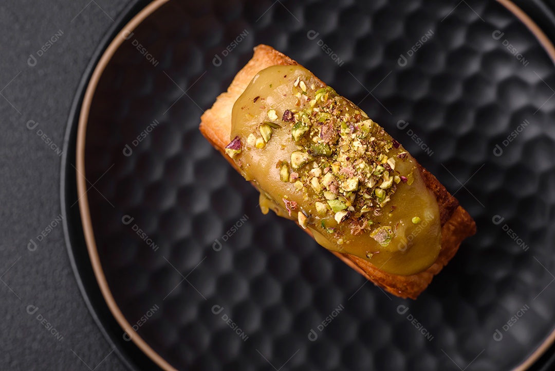 Croissant redondo de massa folhada com recheio de framboesa ou rolo de Nova Iorque sobre fundo escuro de concreto