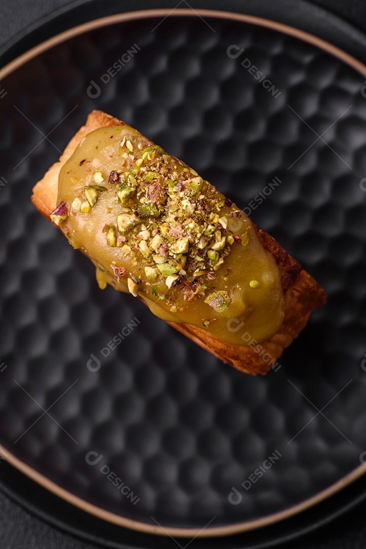 Croissant redondo de massa folhada com recheio de framboesa ou rolo de Nova Iorque sobre fundo escuro de concreto