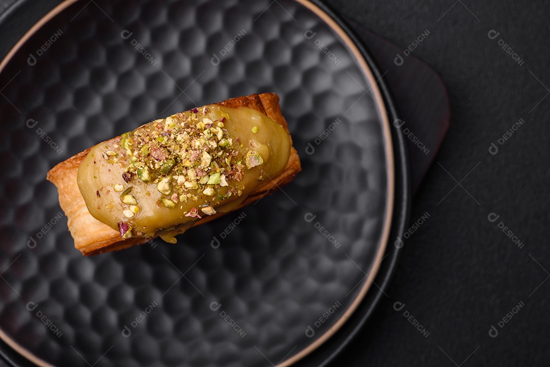 Croissant redondo de massa folhada com recheio de framboesa ou rolo de Nova Iorque sobre fundo escuro de concreto