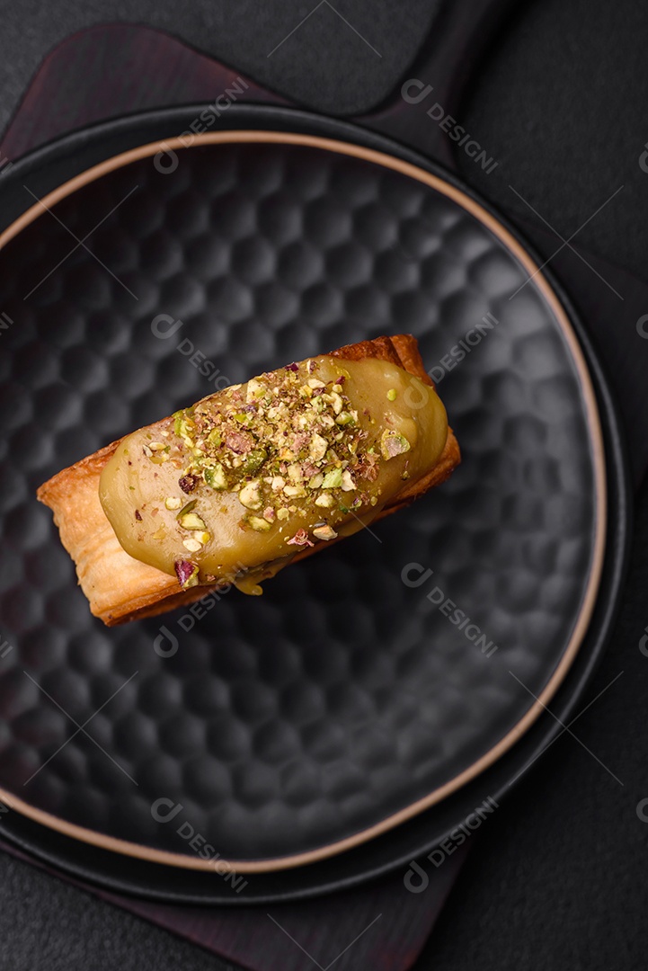 Croissant redondo de massa folhada com recheio de framboesa ou rolo de Nova Iorque sobre fundo escuro de concreto
