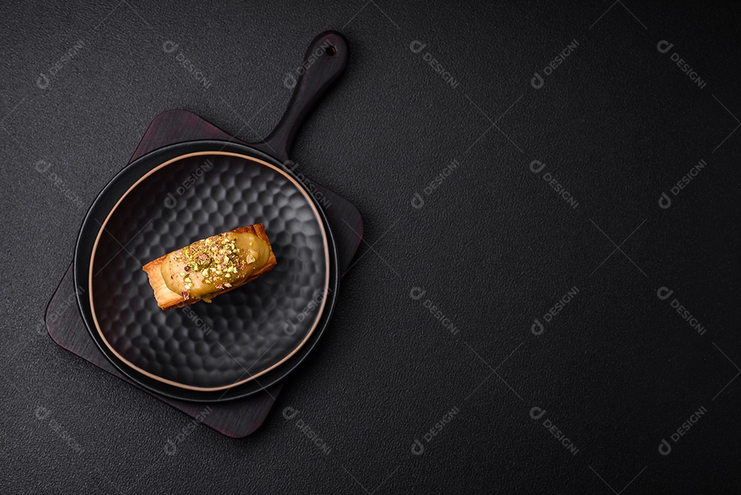 Croissant redondo de massa folhada com recheio de framboesa ou rolo de Nova Iorque sobre fundo escuro de concreto