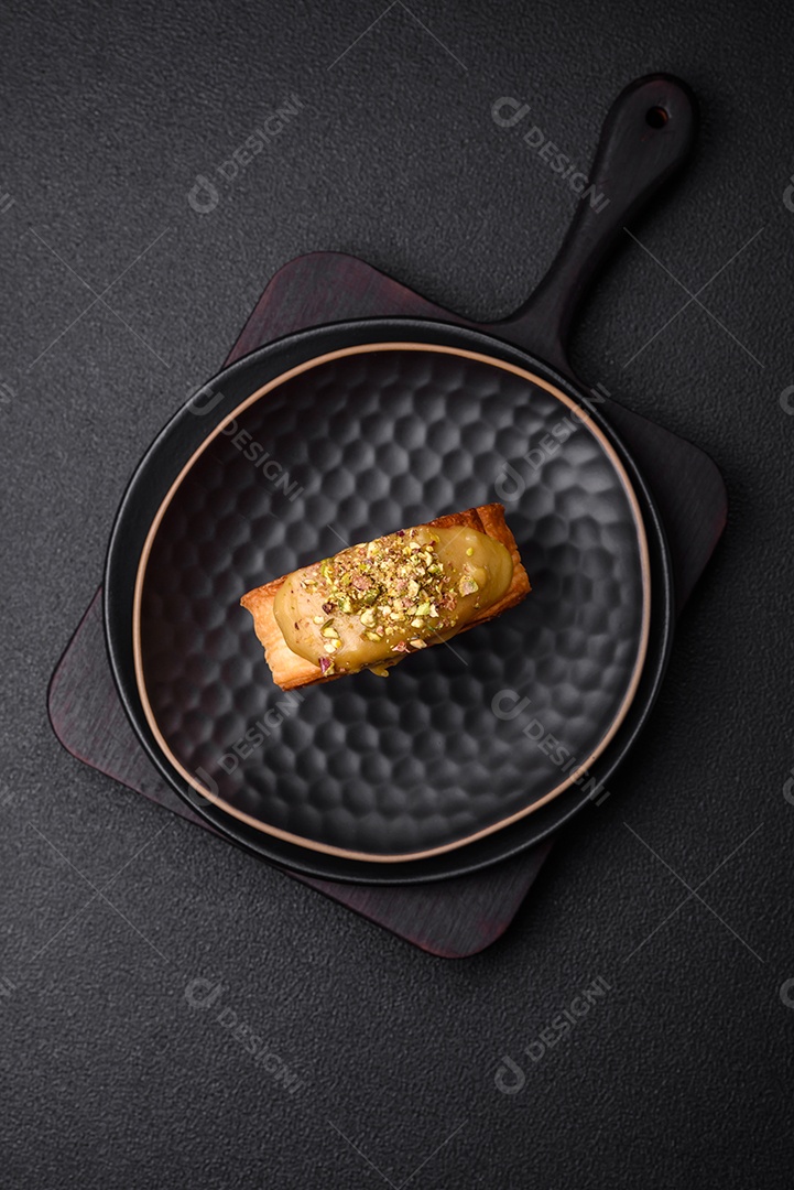 Croissant redondo de massa folhada com recheio de framboesa ou rolo de Nova Iorque sobre fundo escuro de concreto