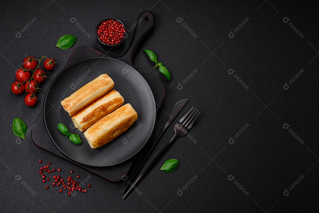 Deliciosas panquecas fritas caseiras frescas com brócolis e carne ou peixe com sal e especiarias sobre um fundo escuro de concreto