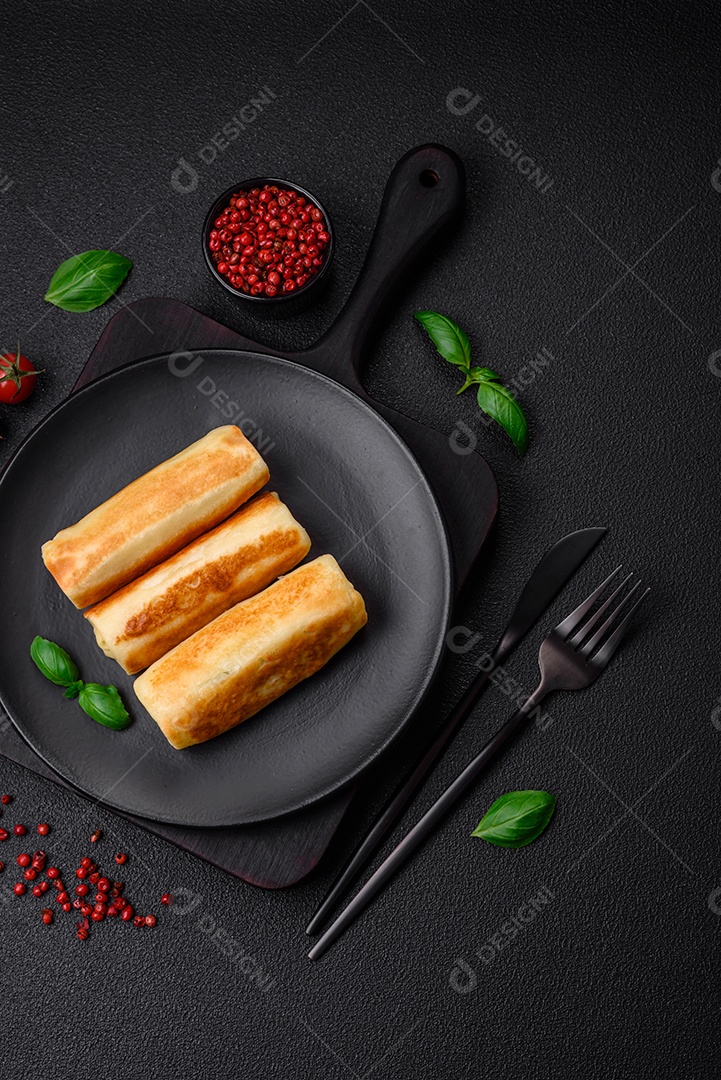 Deliciosa massa fresca com molho pesto verde com manjericão, sal e especiarias sobre fundo escuro de concreto