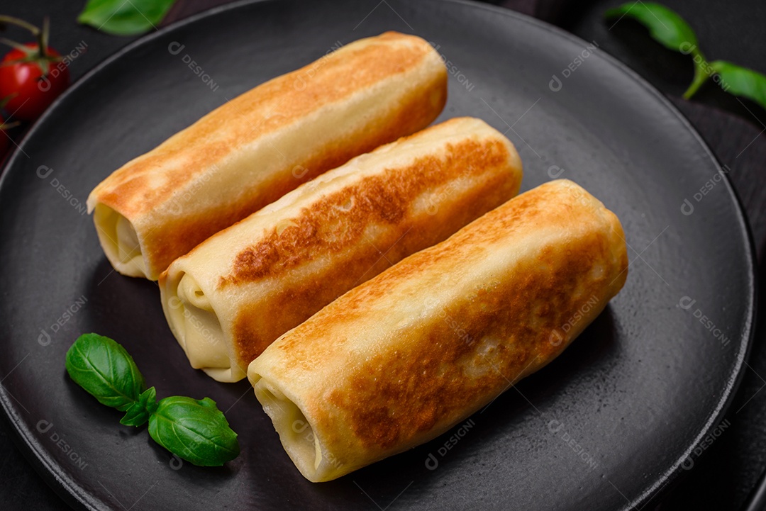 Deliciosas panquecas fritas caseiras frescas com brócolis e carne ou peixe com sal e especiarias sobre um fundo escuro de concreto